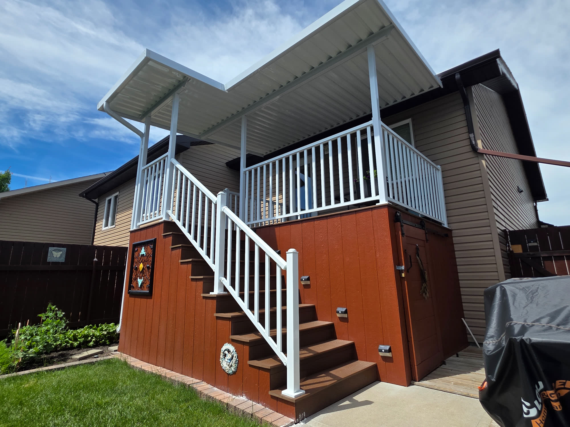 Covered deck with a roof, photo from the ground
